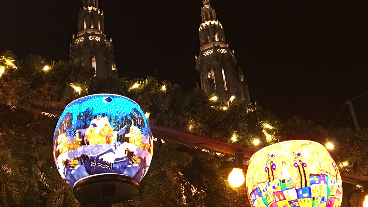 Vídeň už provoněl tradiční punč. Na vánočních trzích přibývají turisté i čeští stánkaři